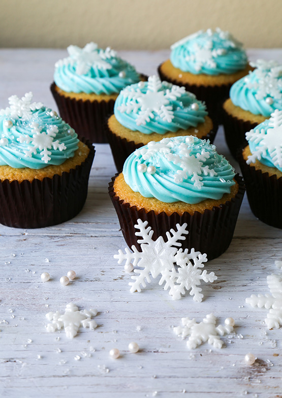 frozen_vanilla-snowflake-cupcakes