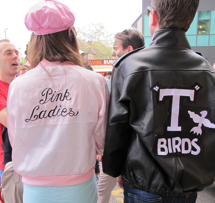 Cómo disfrazarse de Pink Ladies y T-Birds